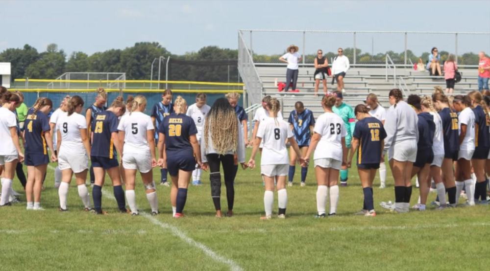 Soccer players pray